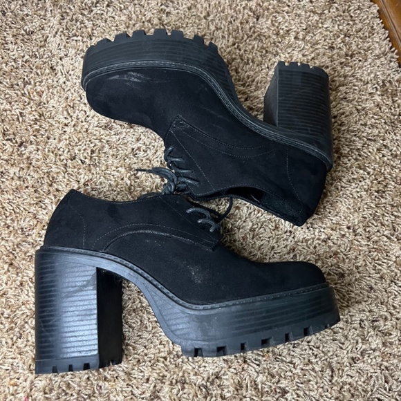 Torrid Oxford Suede Shoes/ Chunky Heel / Size 9.5 - Picture 3 of 4